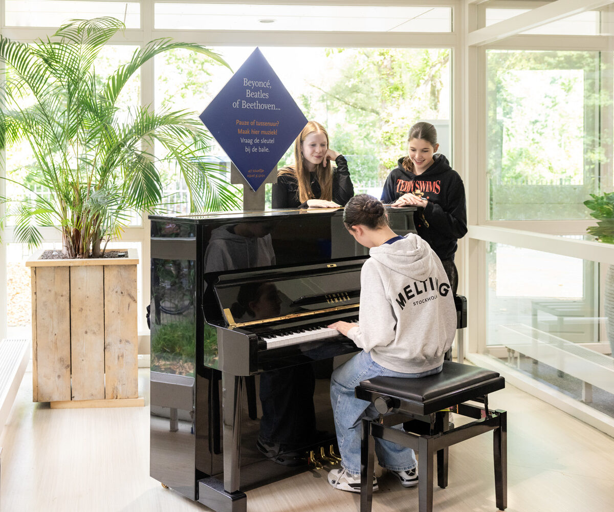 Talenten Leerlingen spelen piano
